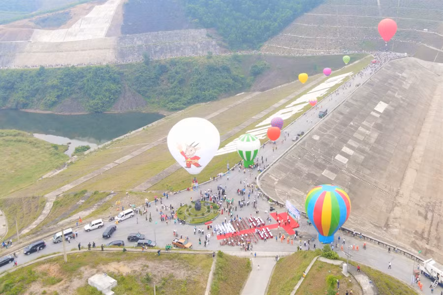 Trong 2 khinh khí cầu cấp 7, có một chiếc được in hình Sao La - linh vật SEA Games 31.