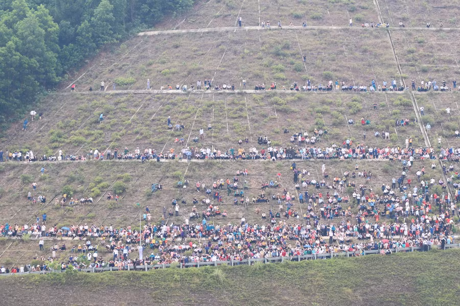 Hàng trăm người dân đã leo lên vách taluy 2 bên chân đập để tiện theo dõi, quan sát lễ hội.
