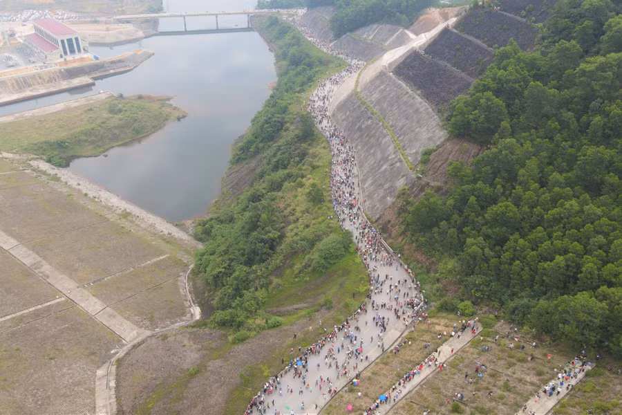 Đoạn đường gần 1km từ đường mòn Hồ Chí Minh lên chân đập dâng Ngàn Trươi chật kín người.