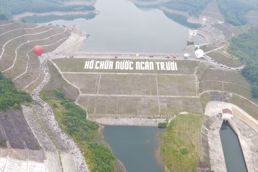 Từ sáng sớm, dòng người đã đổ về khu vực chân đập dâng Ngàn Trươi để chứng kiến lễ hội.