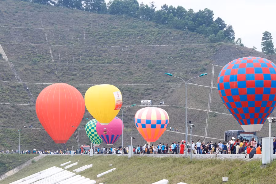 Có 10 khinh khí cầu được treo từ 20 đến 40 mét để người dân chiêm ngưỡng.