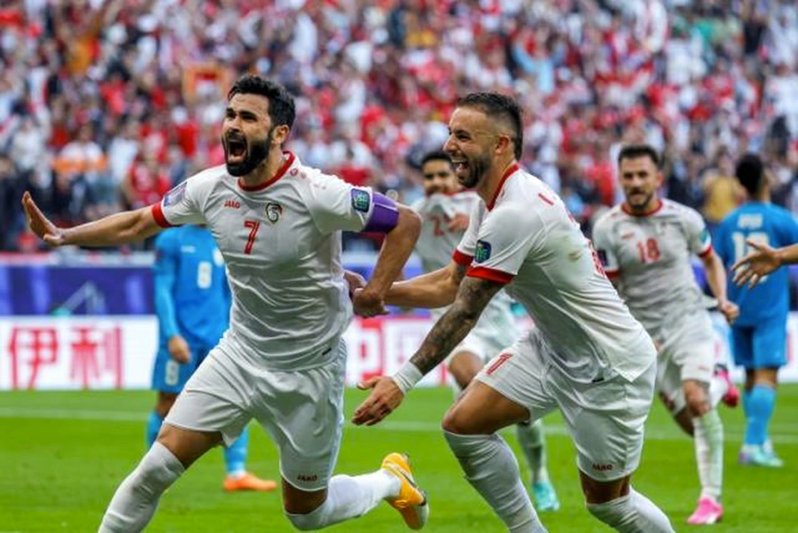 Cầu thủ Syria mừng bàn thắng vào lưới Ấn Độ, qua đó giành vé đi tiếp tại Asian Cup 2023. Cầu thủ Syria mừng bàn thắng vào lưới Ấn Độ, qua đó giành vé đi tiếp tại Asian Cup 2023.