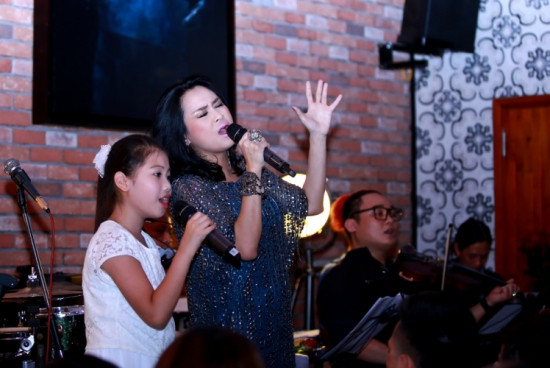 Thanh Lam khóc trong đêm nhạc “Chung tay“ ảnh 2 Thanh Lam khóc trong đêm nhạc “Chung tay“ ảnh 2