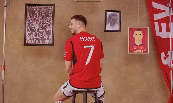 Mason Mount được ưu ái mang áo số 7 tại đội chủ sân Old Trafford.