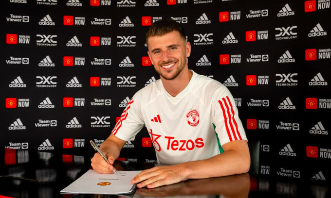 Mason Mount chụp ảnh ký hợp đồng với Man Utd hôm 4/7/2023. Mason Mount chụp ảnh ký hợp đồng với Man Utd hôm 4/7/2023.