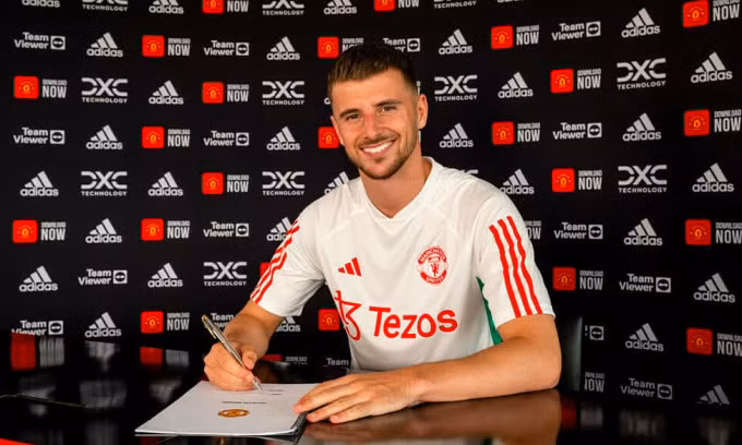 Mason Mount chụp ảnh ký hợp đồng với Man Utd hôm 4/7/2023.