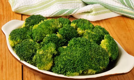 Súp lơ xanh: Súp lơ xanh không chỉ ít chất béo mà còn là loại rau xanh chứa nhiều protein có lợi cho sức khỏe. Một chén súp lơ xanh tương đương với 4 gram protein.