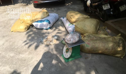 Hà Nội: Phát hiện xe khách giấu bì, mỡ lợn bẩn trên xe ảnh 2 Hà Nội: Phát hiện xe khách giấu bì, mỡ lợn bẩn trên xe ảnh 2