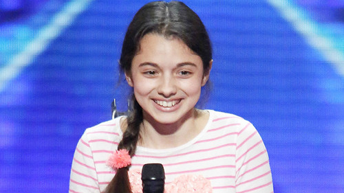 Gương mặt rạng rỡ của Laura Bretan trong phần trình diễn trên sân khấu America’s Got Talent . Ảnh: YouTube Gương mặt rạng rỡ của Laura Bretan trong phần trình diễn trên sân khấu America’s Got Talent . Ảnh: YouTube