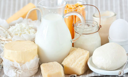 Điểm danh những thực phẩm giàu protein tốt cho sức khỏe Sữa: Sữa là nguồn protein tuyệt vời. Ngoài việc cung cấp calci và vitamin cho cơ thể, protein trong sữa còn bổ sung năng lượng cho cơ thể và giúp phục hồi các mô cơ thể. Mỗi người nên uống ít nhất một cốc sữa mỗi ngày để có thể cung cấp đủ lượng protein cần thiết cho cơ thể.