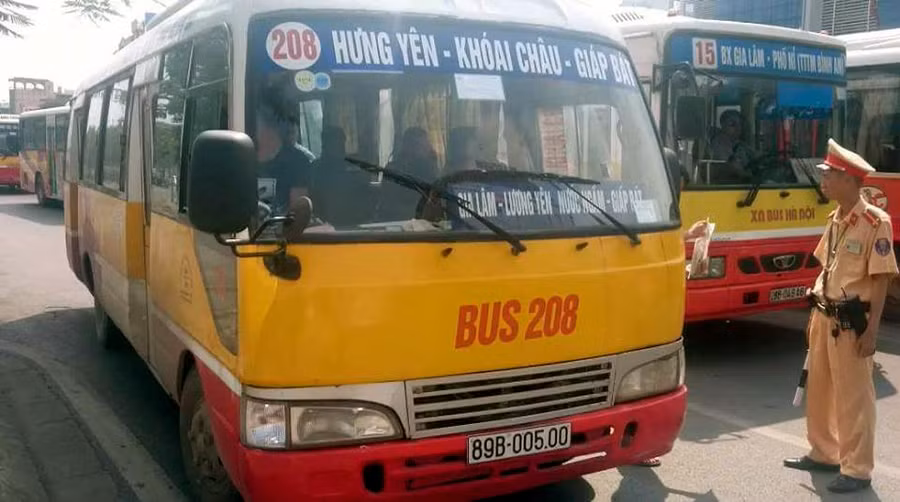 Lực lượng CSGT Hà Nội tập trung xử lý xe buýt, xe buýt nhái vi phạm.