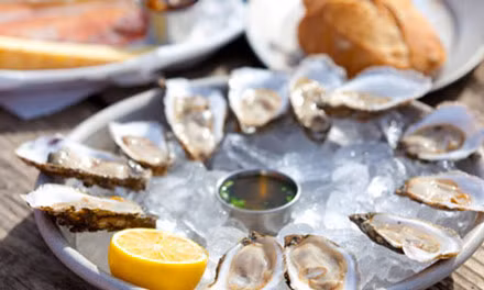 Hải sản: Hải sản không chỉ là nguồn tốt của các protein mà còn chứa nhiều các axit béo omega-3 có lợi cho tim. Các loại hải sản như cá hồi, tôm, mực… là những nguồn protein tốt.