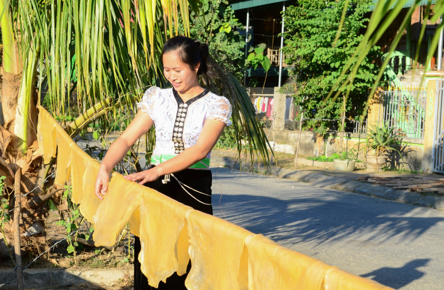 Người dân thị xã Mường Lay phát triển kinh tế bằng nghề làm bánh khẩu xén. Ảnh: Hải Yến Người dân thị xã Mường Lay phát triển kinh tế bằng nghề làm bánh khẩu xén. Ảnh: Hải Yến