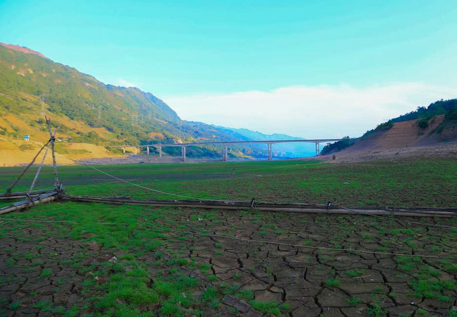 Mùa nước cạn, một phần diện tích lòng hồ trơ đáy. Ảnh: Nguyễn Hải Mùa nước cạn, một phần diện tích lòng hồ trơ đáy. Ảnh: Nguyễn Hải