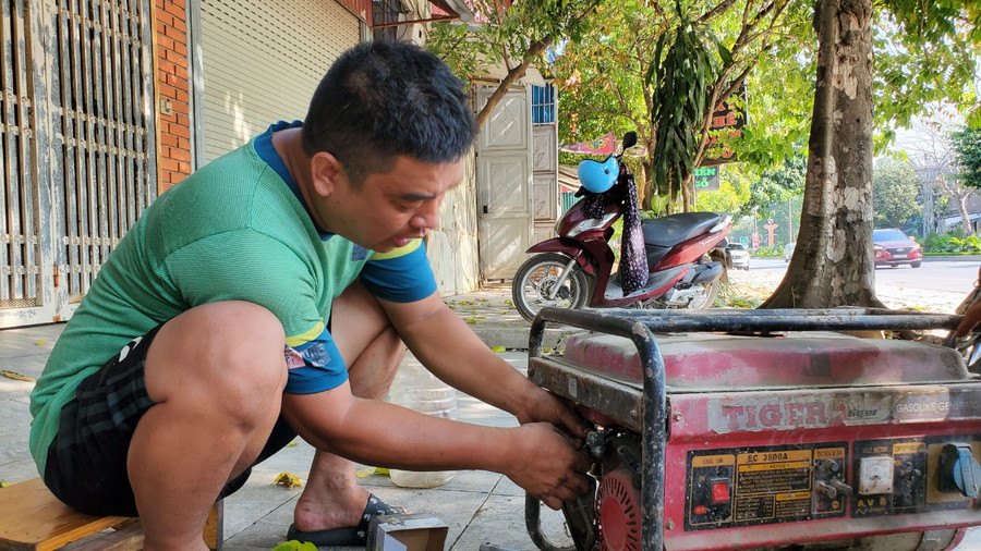 Người đàn ông này phải mua máy phát điện đã qua sử dụng để tiết kiệm chi phí.