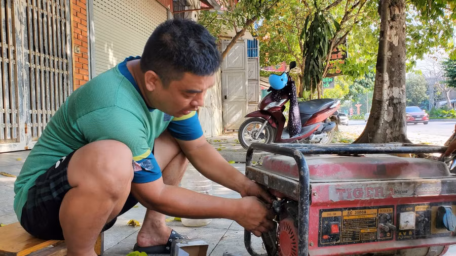 Người đàn ông này phải mua máy phát điện đã qua sử dụng để tiết kiệm chi phí.