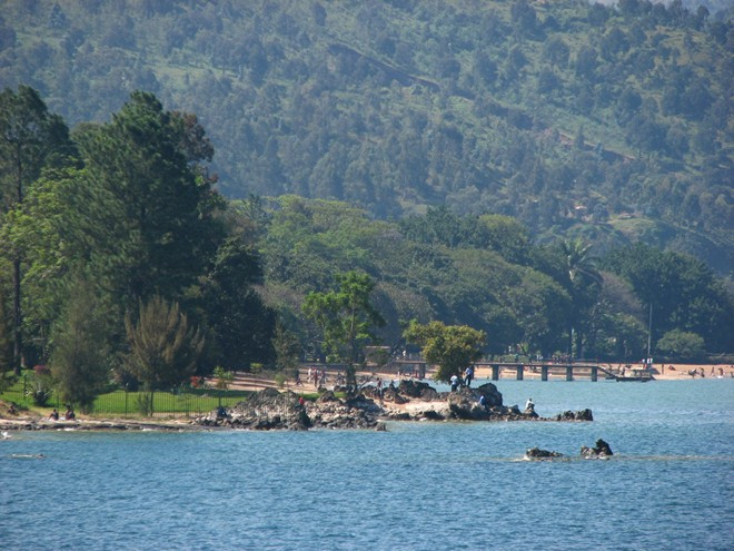 Hồ Kivu, châu Phi: Hồ nằm giữa Rwanda và cộng hòa Công gô, là khu vực hoạt động của núi lửa. Hồ có độ sâu tới 485 m, với 250 km3 carbon dioxit và 65 km3 khí metan. Áp lực nước trong hồ cao gấp đôi áp suất của các loại khí.