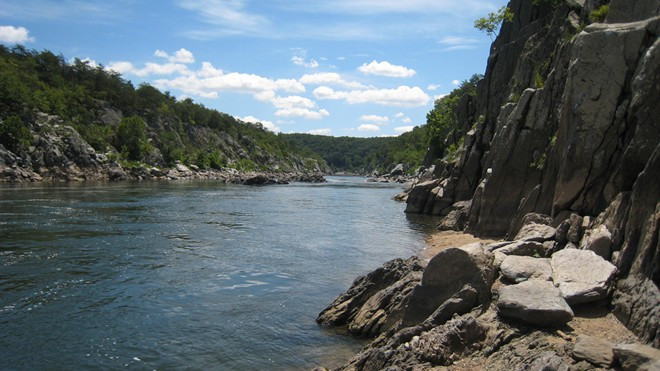 Sông Potomac, Mỹ: Dòng sông là địa điểm nổi tiếng cho các hoạt động ngoài trời như bơi thuyền, câu cá… Tuy nhiên, dưới lòng sông là những dòng nước ngầm cực kỳ nguy hiểm, kể cả dưới những vùng nước trông rất êm đềm. Các dòng chảy này có thể nhanh chóng cuốn phăng người đang bơi hay người trượt chân xuống nước.