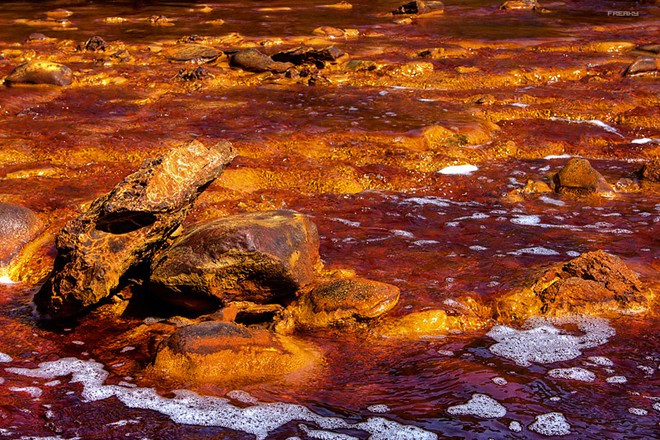Sông Rio Tinto, Tây Ban Nha: Dòng sông chảy từ dãy núi Sierra Morena ở Andalusia có màu đỏ đặc biệt do nồng độ axit trong nước sông rất cao, độ PH từ 1.7 – 2.5. Nước sông còn giàu các loại kim loại nặng như vàng, bạc, đồng. Là nạn nhân của 5.000 năm khai mỏ, dòng sông hiện nay bị ô nhiễm trầm trọng.