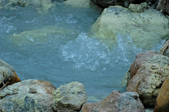 Hồ sôi sục (Boiling Lake), Dominica: Nằm trong công viên quốc gia Morne Trois Pitons, đây là hồ nước nóng lớn thứ 2 thế giới. Nước trong hồ luôn duy trì nhiệt độ từ 82 – 92 độ C, riêng ở giữa hồ còn cao hơn nhiều và luôn sôi sùng sục. 