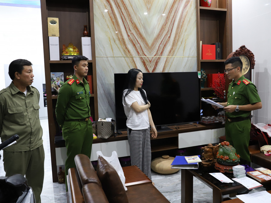 Cơ quan điều tra khám xét nhà ở của vợ chồng Lê Danh Tạo. (Ảnh: CAHT) Cơ quan điều tra khám xét nhà ở của vợ chồng Lê Danh Tạo. (Ảnh: CAHT)