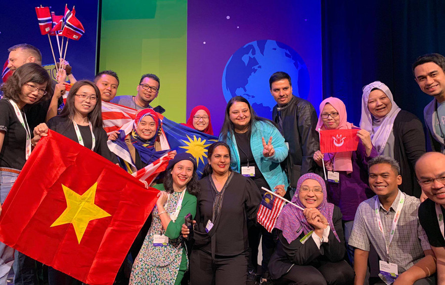 Cô Quỳnh là đại diện Việt Nam dành chiến thắng chung cuộc tại Diễn đàn giáo dục toàn cầu do Microsoft tổ chức tại Paris. Cô Quỳnh là đại diện Việt Nam dành chiến thắng chung cuộc tại Diễn đàn giáo dục toàn cầu do Microsoft tổ chức tại Paris.