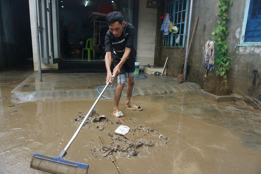 Người dân sống ở đường Mẹ Suốt dọn dẹp nhà cửa sau khi nước rút. Người dân sống ở đường Mẹ Suốt dọn dẹp nhà cửa sau khi nước rút.