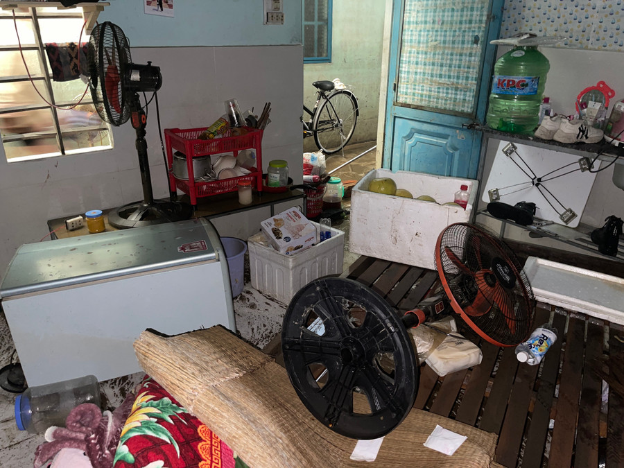 Phòng trọ của em Đặng Minh Bảo ngổn ngang sau trận lụt. Phòng trọ của em Đặng Minh Bảo ngổn ngang sau trận lụt.