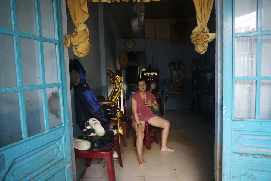 Chị Hồ Thị Minh Liên buồn bã khi 2 năm qua, căn nhà chị đang ở đều bị ngập lụt khiến nhiều tài sản trong nhà bị hư hỏng. Chị Hồ Thị Minh Liên buồn bã khi 2 năm qua, căn nhà chị đang ở đều bị ngập lụt khiến nhiều tài sản trong nhà bị hư hỏng.