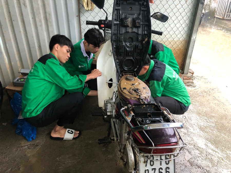 Sinh viên Trường Đại học Đông Á hỗ trợ sửa chữa miễn phí xe máy bị hư hỏng do ngập lụt. Sinh viên Trường Đại học Đông Á hỗ trợ sửa chữa miễn phí xe máy bị hư hỏng do ngập lụt.