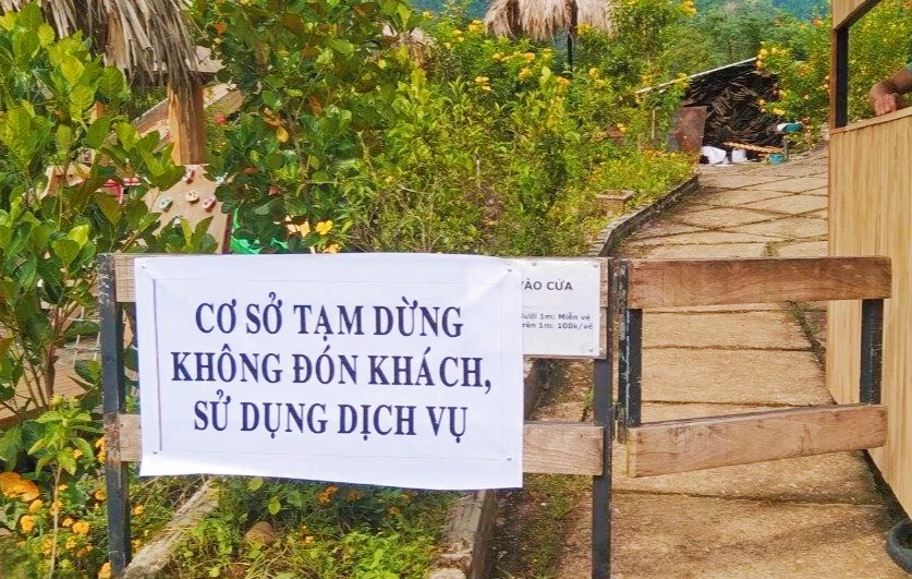 Biển treo cơ sở tạm dừng đón khách, sử dụng dịch vụ.