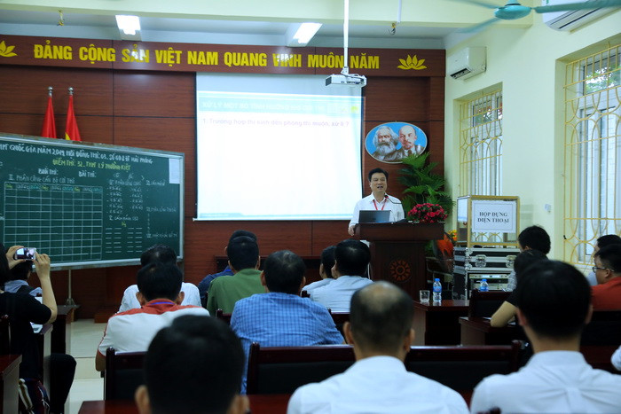 Thứ trưởng Nguyễn Hữu Độ động viên cán bộ coi thi tại điểm thi Trường THPT Lý Thường Kiệt (huyện Thủy Nguyên, TP Hải Phòng). Ảnh: Việt Hà