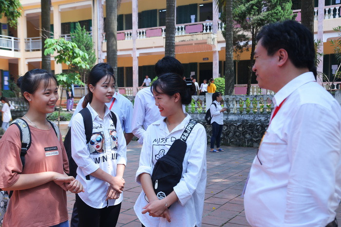 Thứ trưởng thăm hỏi, động viên thí sinh sau giờ thi Ngữ văn tại Trường THPT Nguyễn Trãi Thứ trưởng thăm hỏi, động viên thí sinh sau giờ thi Ngữ văn tại Trường THPT Nguyễn Trãi