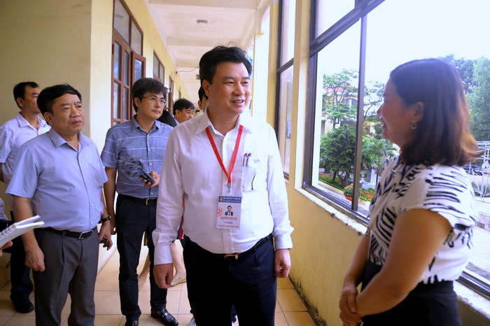 Thứ trưởng Nguyễn Hữu Độ kiểm tra công tác chuẩn bị, động viên cán bộ coi thi tại trường THPT Lê Quý Đôn – TP Hải Phòng. Ảnh: Viẹt Hà
