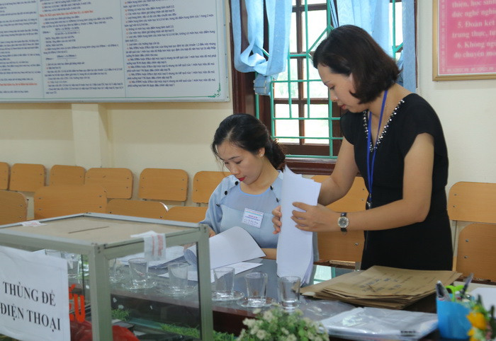 Bàn giao đề thừa tại điểm thi trường THPT Lương Sơn - Hội đồng thi Sở GD&ĐT Hòa Bình Bàn giao đề thừa tại điểm thi trường THPT Lương Sơn - Hội đồng thi Sở GD&ĐT Hòa Bình