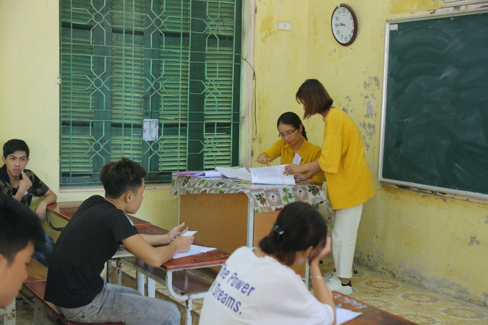 thí sinh điểm thi tại Trường THPT Nguyễn Trãi nộp bài thi môn NGữ văn thí sinh điểm thi tại Trường THPT Nguyễn Trãi nộp bài thi môn NGữ văn