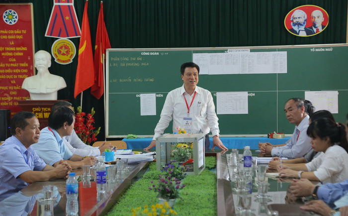 Thứ trưởng Nguyễn Hữu Độ kiểm tra công tác thi tại điểm thi Trường THPT Lương Sơn - Hội đồng thi Sở GD&ĐT Hòa Bình. Ảnh: Việt Hà Thứ trưởng Nguyễn Hữu Độ kiểm tra công tác thi tại điểm thi Trường THPT Lương Sơn - Hội đồng thi Sở GD&ĐT Hòa Bình. Ảnh: Việt Hà
