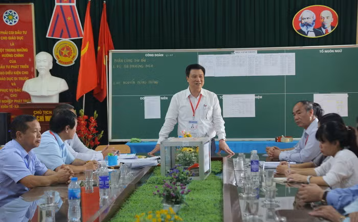 Thứ trưởng Nguyễn Hữu Độ kiểm tra công tác thi tại điểm thi Trường THPT Lương Sơn - Hội đồng thi Sở GD&ĐT Hòa Bình. Ảnh: Việt Hà