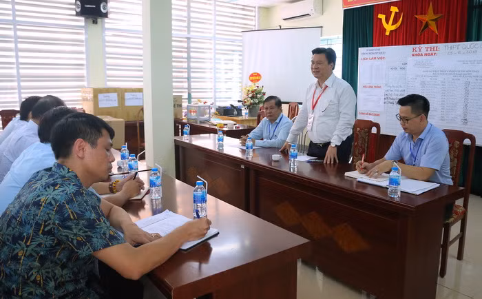 Thứ trưởng Nguyễn Hữu Độ kiểm tra thực hiện các công việc của kỳ thi tại Hội đồng thi Sở GD&ĐT Hà Nội- Điểm thi THPT Sơn Tây. Ảnh: Việt Hà