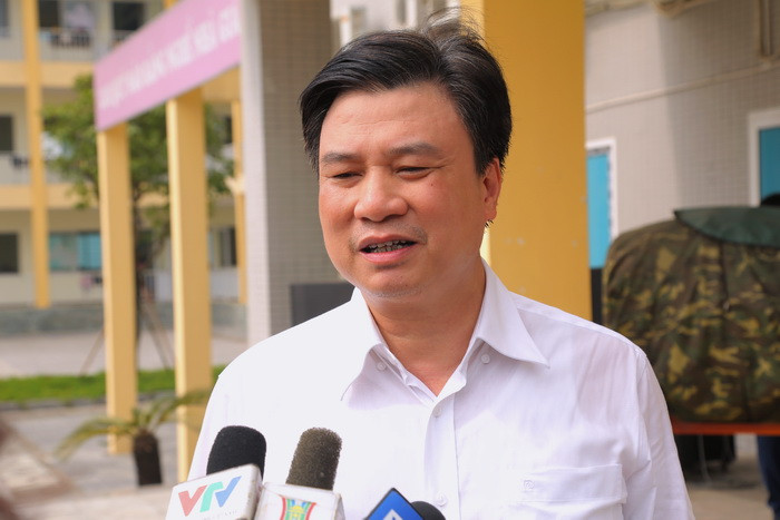 Thứ trưởng Nguyễn Hữu Độ trao đổi với báo chí trong buổi kiểm tra thực hiện công việc của kỳ thi THPT quốc gia năm 2019 tại Hội đồng thi Sở GD&ĐT Hà Nội - Điểm thi Trường THPT Sơn Tây. Ảnh:Việt Hà Thứ trưởng Nguyễn Hữu Độ trao đổi với báo chí trong buổi kiểm tra thực hiện công việc của kỳ thi THPT quốc gia năm 2019 tại Hội đồng thi Sở GD&ĐT Hà Nội - Điểm thi Trường THPT Sơn Tây. Ảnh:Việt Hà