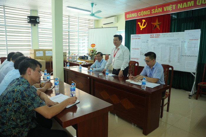 Thứ trưởng Nguyễn Hữu Độ kiểm tra công tác coi thi tại điểm thi trường THPT Sơn Tây. Ảnh: Việt Hà Thứ trưởng Nguyễn Hữu Độ kiểm tra công tác coi thi tại điểm thi trường THPT Sơn Tây. Ảnh: Việt Hà