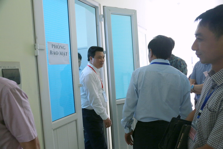 Thứ trưởng Nguyễn Hữu Độ kiểm tra phòng bảo quản đề thi, bài thi tại điểm thi Trường THPT Sơn Tây. Ảnh: Việt Hà Thứ trưởng Nguyễn Hữu Độ kiểm tra phòng bảo quản đề thi, bài thi tại điểm thi Trường THPT Sơn Tây. Ảnh: Việt Hà