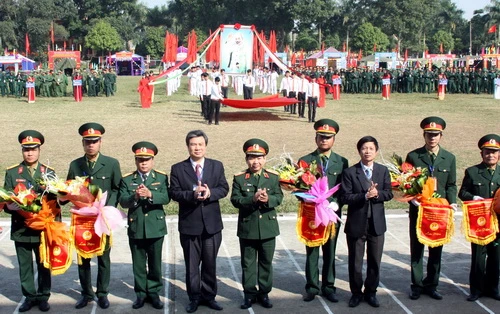 Thiếu tướng Hồ Xuân Thức, ông Nguyễn Hữu Độ tặng cờ lưu niệm cho các cụm trưởng các trường dự thi