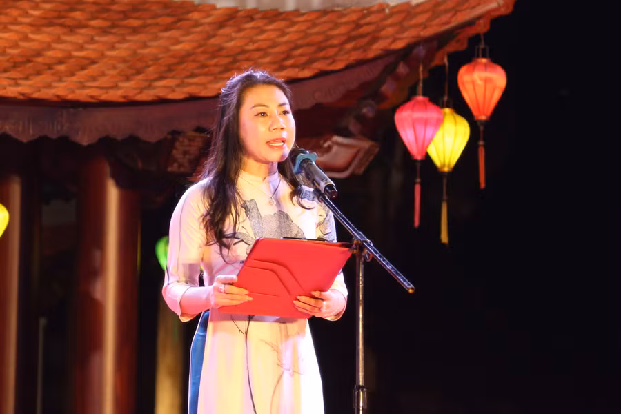 Bà Trần Thị Thủy Nga - Trưởng phòng GD&amp;ĐT thành phố Hà Tĩnh báo cáo kết quả đạt được trong năm học 2022-2023.