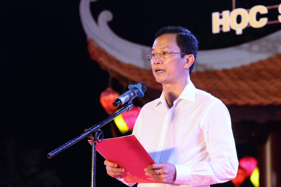 Ông Nguyễn Trọng Hiếu - Chủ tịch UBND thành phố Hà Tĩnh chúc mừng kết quả đạt được của ngành Giáo dục trên địa bàn trong năm học 2022-2023, đề nghị tiếp tục phát huy, không ngừng đổi mới, sáng tạo để đạt nhiều thành tích cao hơn nữa. Ông Nguyễn Trọng Hiếu - Chủ tịch UBND thành phố Hà Tĩnh chúc mừng kết quả đạt được của ngành Giáo dục trên địa bàn trong năm học 2022-2023, đề nghị tiếp tục phát huy, không ngừng đổi mới, sáng tạo để đạt nhiều thành tích cao hơn nữa.