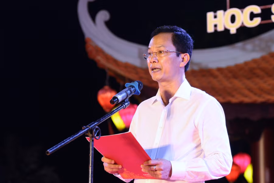 Ông Nguyễn Trọng Hiếu - Chủ tịch UBND thành phố Hà Tĩnh chúc mừng kết quả đạt được của ngành Giáo dục trên địa bàn trong năm học 2022-2023, đề nghị tiếp tục phát huy, không ngừng đổi mới, sáng tạo để đạt nhiều thành tích cao hơn nữa.