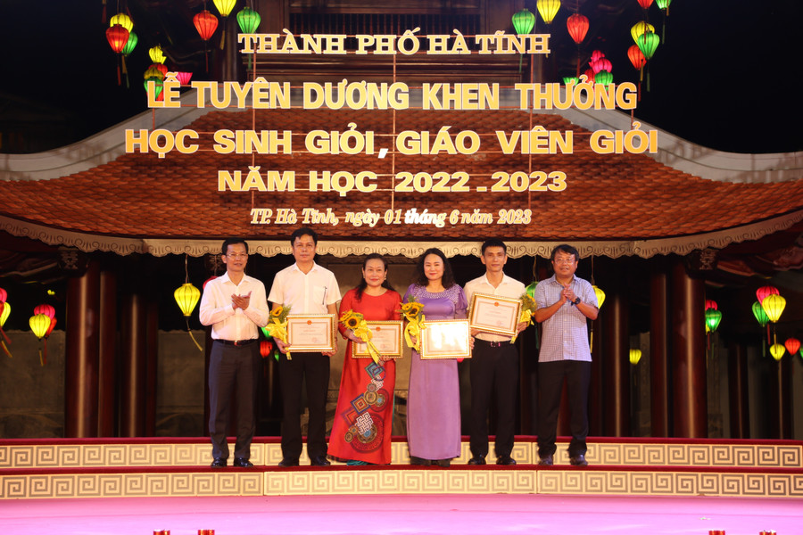 ... và tập thể xuất sắc được tuyên dương tại buổi Lễ. ... và tập thể xuất sắc được tuyên dương tại buổi Lễ.