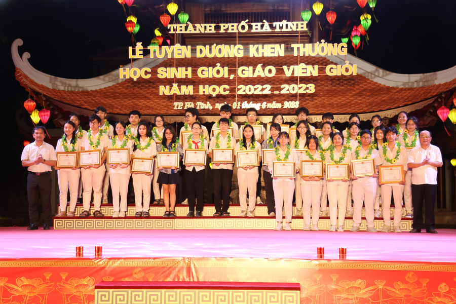 Lãnh đạo thành phố Hà Tĩnh và các đại diện Sở ban ngành tuyên dương, khen thưởng những em học sinh có thành tích xuất sắc trong năm học 2022-2023. Lãnh đạo thành phố Hà Tĩnh và các đại diện Sở ban ngành tuyên dương, khen thưởng những em học sinh có thành tích xuất sắc trong năm học 2022-2023.