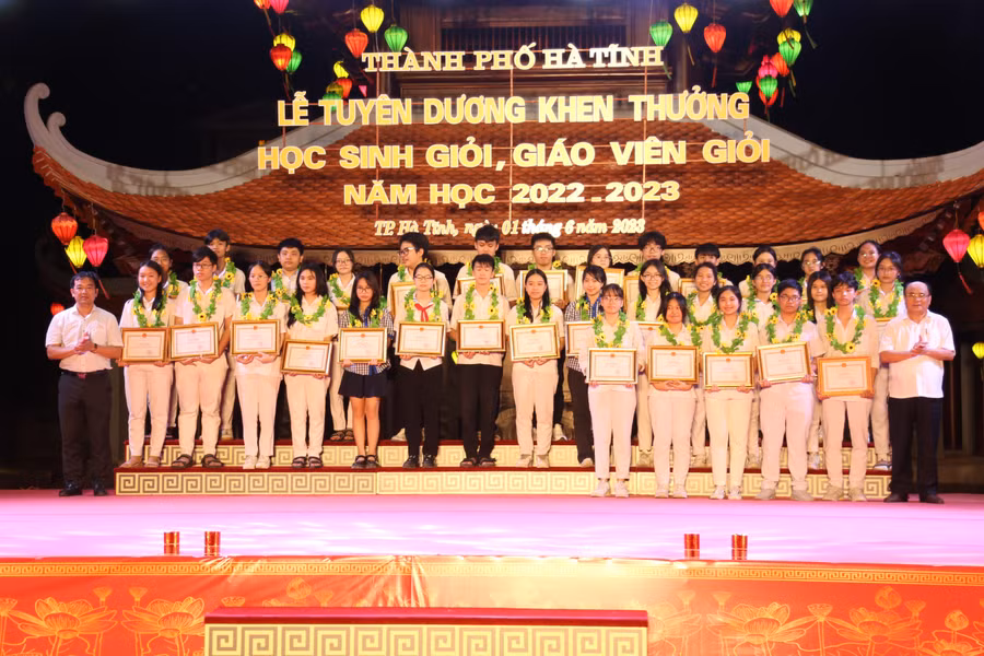 Lãnh đạo thành phố Hà Tĩnh và các đại diện Sở ban ngành tuyên dương, khen thưởng những em học sinh có thành tích xuất sắc trong năm học 2022-2023.