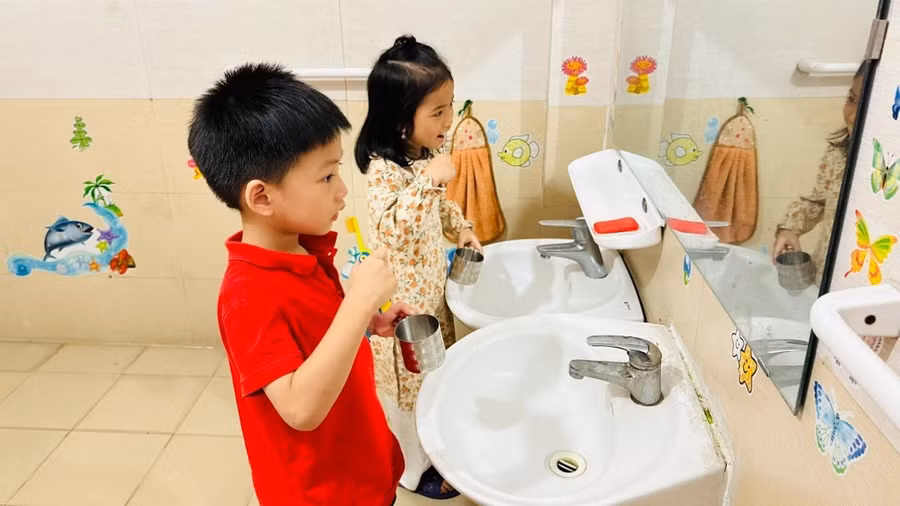 Trường Mầm non Yên Hoà (Hà Nội) hướng dẫn và cho trẻ thực hiện quy trình 6 bước rửa tay bằng xà phòng hằng ngày.